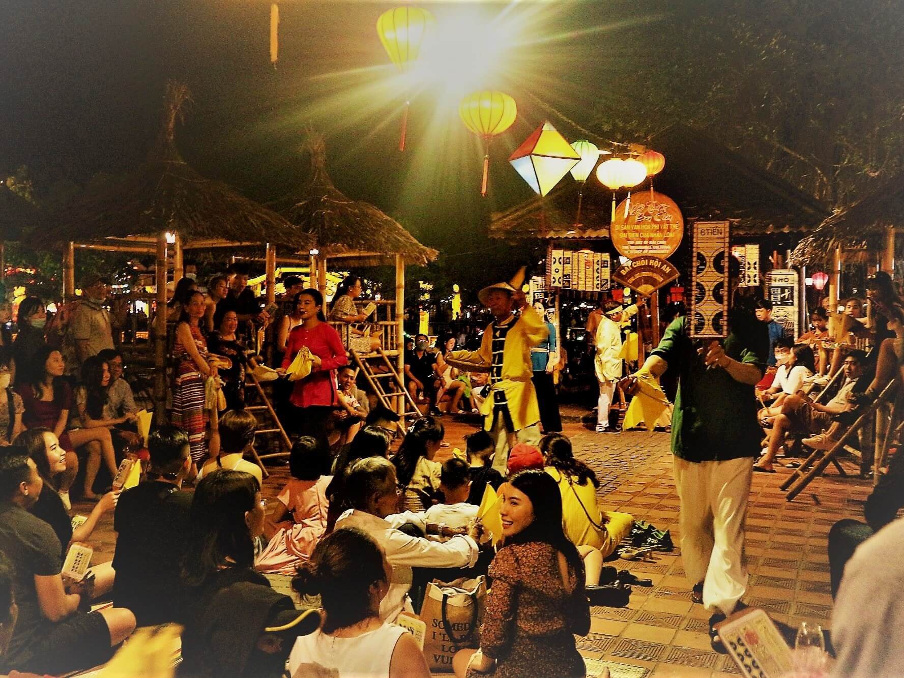 Review bài chòi Hội An: Trò chơi dân gian độc đáo miền di sản – VinWonders