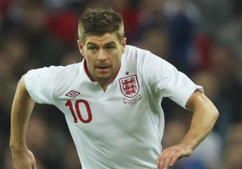 Steven Gerrard trong màu áo ĐTQG Anh
