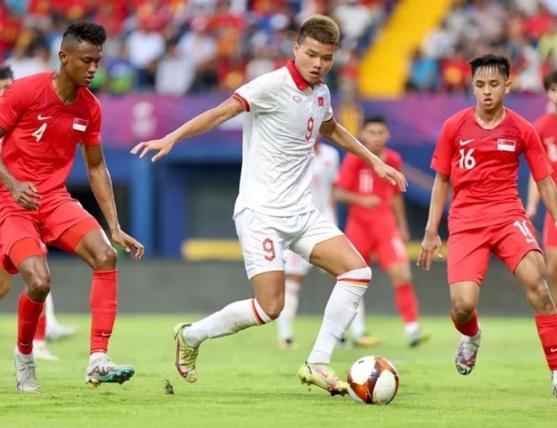 Tầm quan trọng của kỹ thuật kèm người trong bóng đá hiện đại