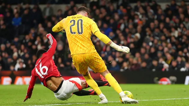 Chơi bóng từ tuyến dưới": Lựa chọn sáng tạo hay con dao hai lưỡi?