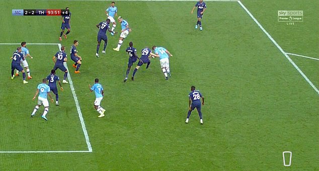 IFAB không xem lại luật Bóng chạm tay trong vòng cấm dẫn tới bàn thắng