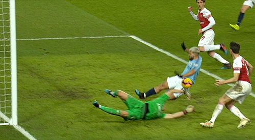 Cổ động viên quá khích làm gián đoạn trận đấu bóng đá