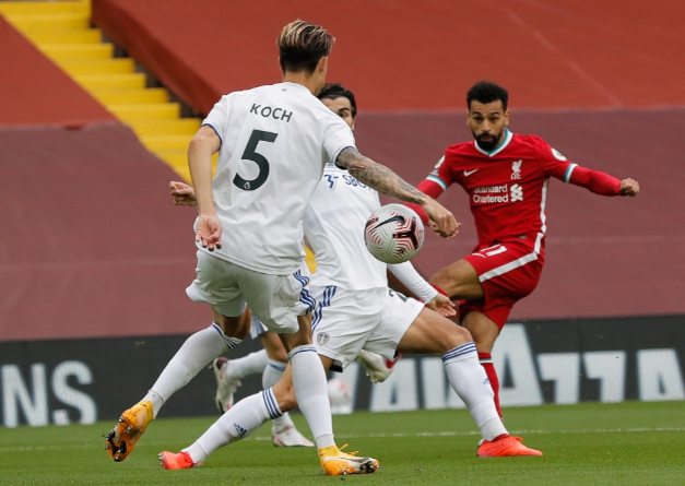 Trọng tài xử lý tình huống bóng chạm vật thể lạ trên sân thi đấu