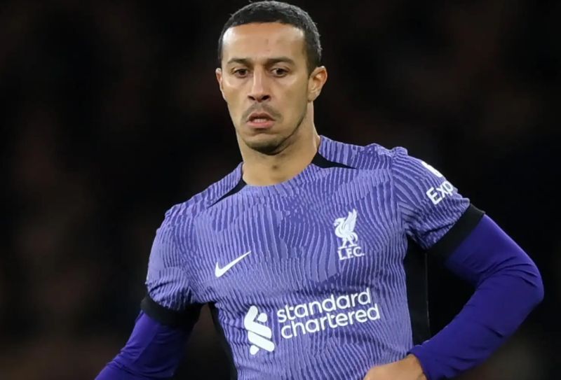 Thiago Alcântara nổi bật với kỹ thuật điêu luyện và khả năng chuyền bóng chính xác