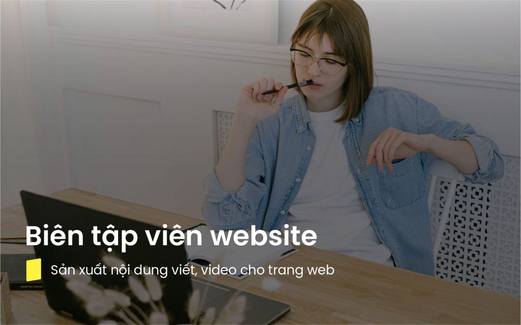 Biên tập viên nội dung website đang tối ưu SEO